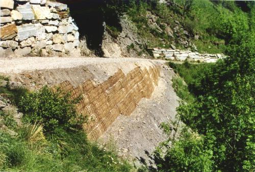 [Foto terra rinforzata sottostrada]