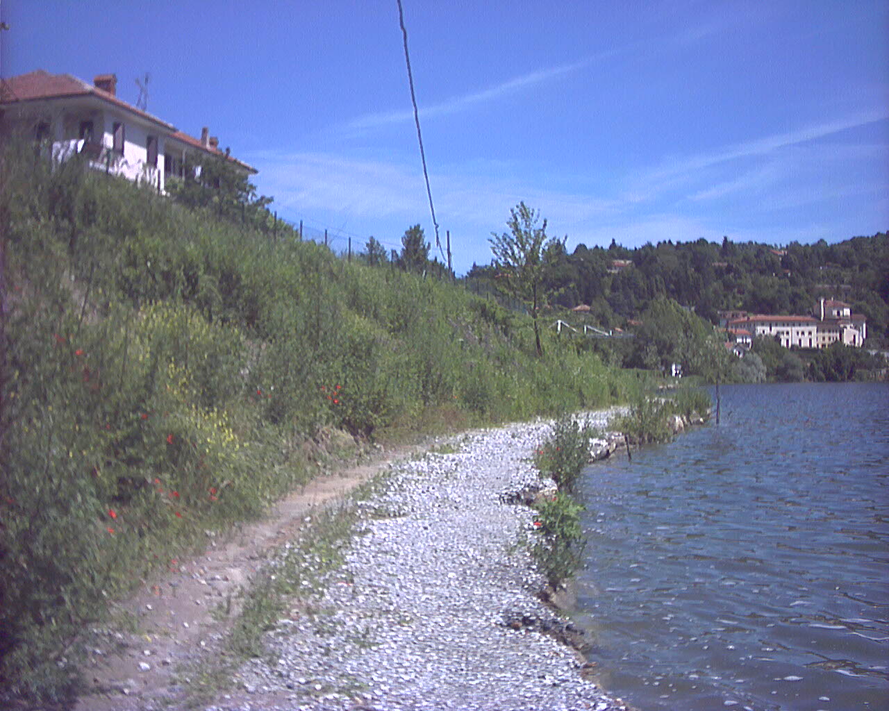 [Foto terra rinforzata in un lago]